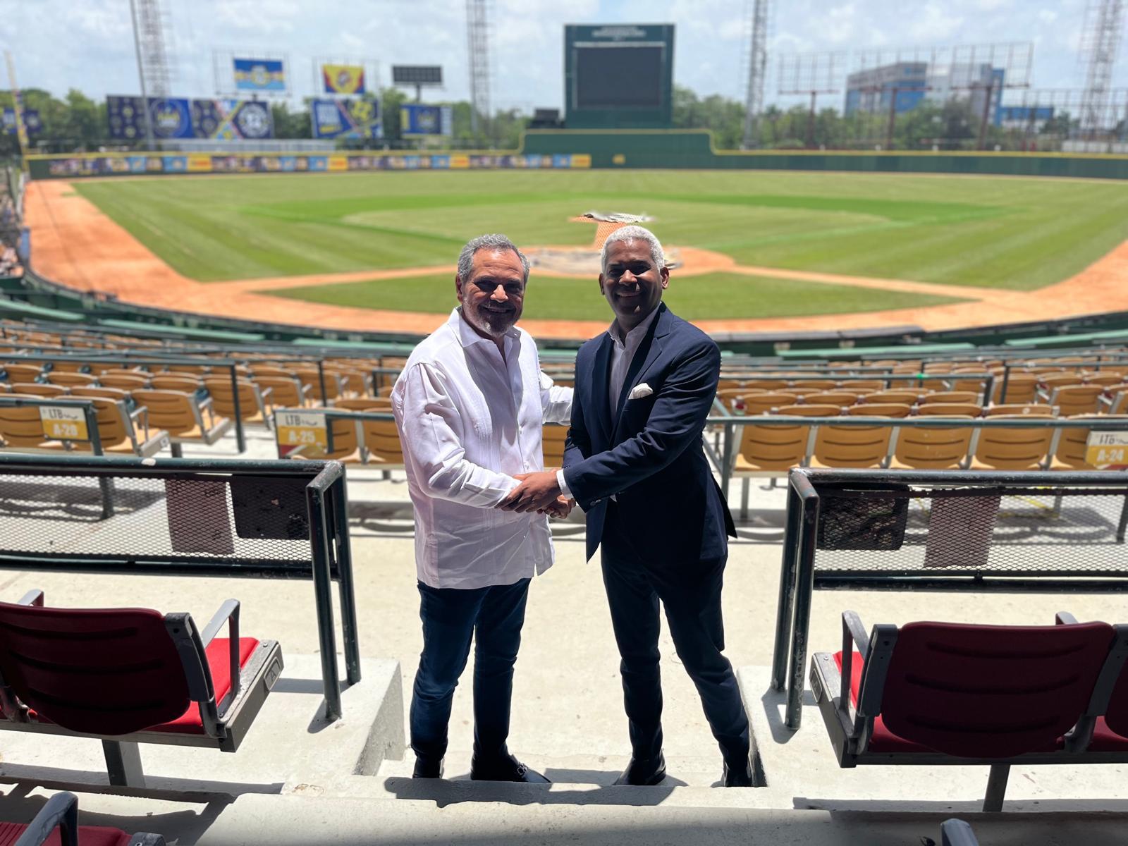 Junior Noboa, Comisionado Nacional de Béisbol, junto al embajador plenipotenciario de la República Dominicana ante el Reino de Arabia Saudita, Andy Rodríguez Durán.